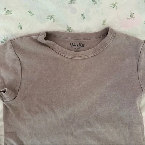 Brandy Melville Tshirt - Picture 3 of 6
